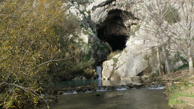 La Cueva del Gato, su cascada y piscina natural.