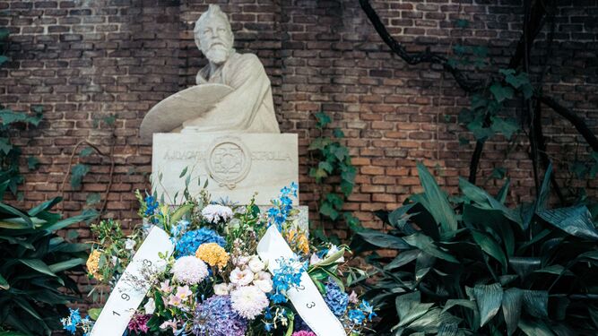 El busto que recuerda al pintor en el museo de Madrid se llenó de flores.