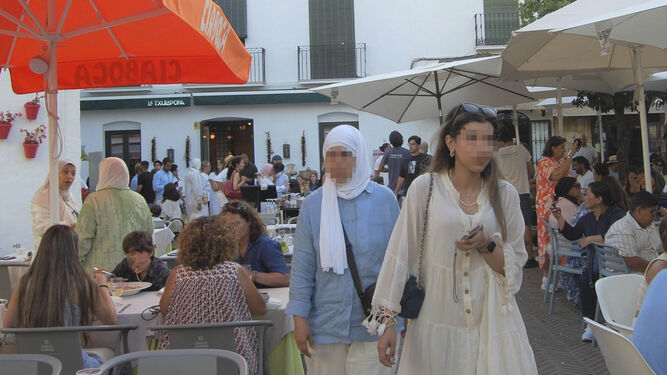 Turistas árabes paseando por la Plaza de los Naranjos.