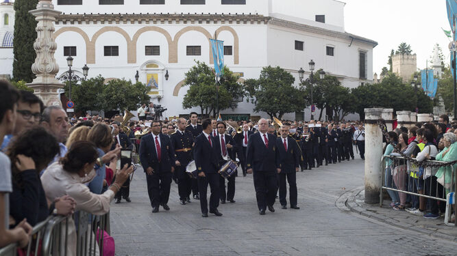 La Banda Sinfónica Municipal de Sevilla durante la procesión.