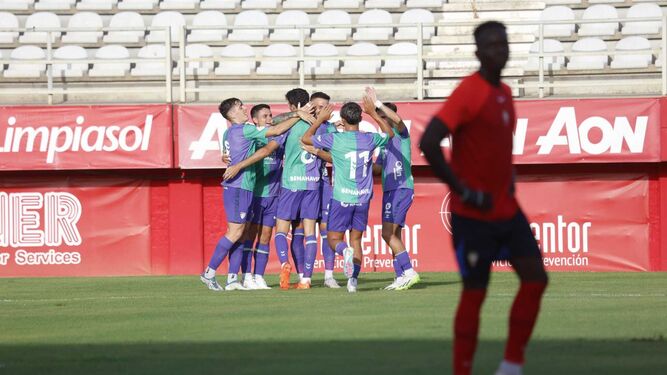 Los jugadores celebran el gol de Dioni Villalba en Algeciras