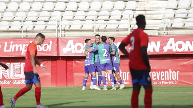 El Málaga celebra un gol en Algeciras