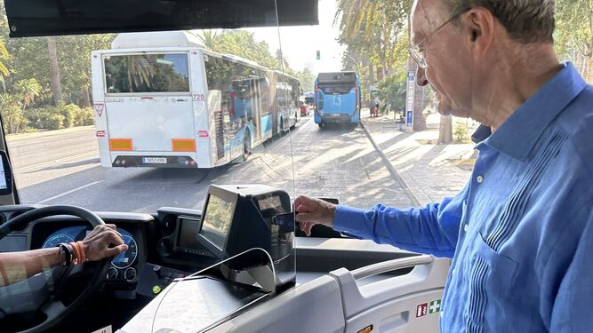 El alcalde de Málaga cogiendo un autobús para ir a la Feria.