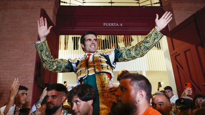 El diestro Emilio de Justo sale a hombros tras la corrida de la Feria de Málaga celebrada este lunes en la plaza de La Malagueta.