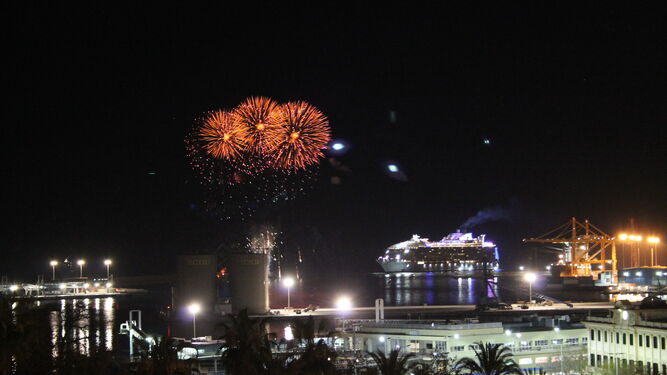 Despedida con fuegos artificiales del 'Symphony of the Seas' en su presentación mundial en el puerto de Málaga