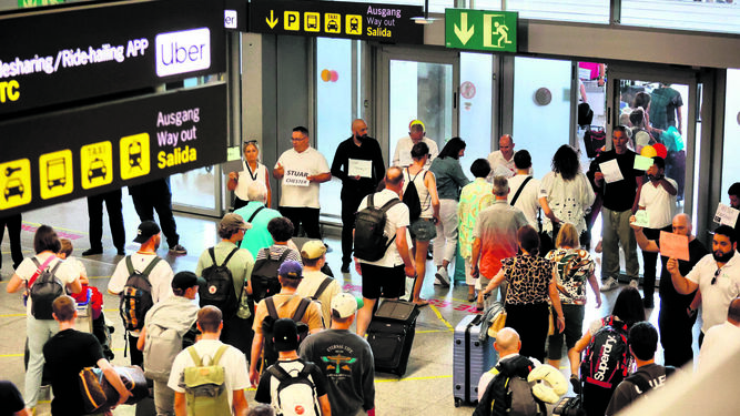 Llegada de turistas al aeropuerto de Málaga durante el último fin de semana de julio.