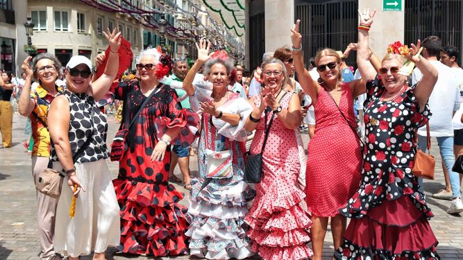 Grupo de mujeres en la Calle Larios durante la Feria de día.