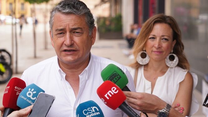 Antonio Sanz junto a Patricia Navarro este miércoles en Málaga.