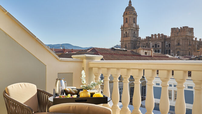 La terraza de una habitación de hotel frente a la catedral de Málaga.
