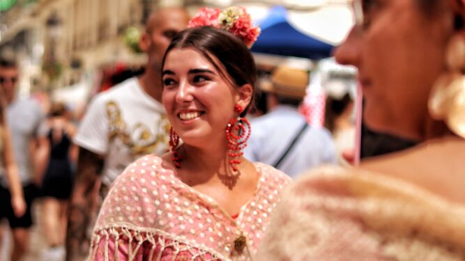 Una joven vestida de flamenca este jueves en la Feria de Málaga.