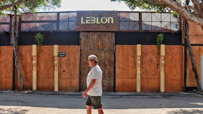 La caseta Leblon en el Real de la Feria de Málaga, cerrada por orden de la Policía Local.