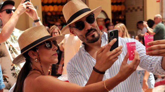 Una pareja echando una foto en la Feria de Málaga.