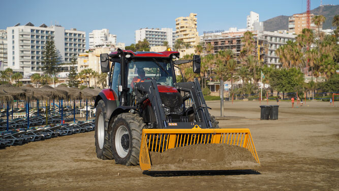 Uno de los nuevos tractores para la recogida de residios en las playas.