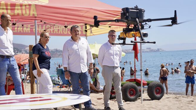 El consejero de Presidencia, Antonio Sanz, mira uno de los drones del servicio de aerovigilancia de Fuengirola.