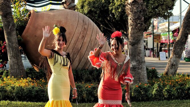 Flamencas despidiéndose en el Real de la Feria