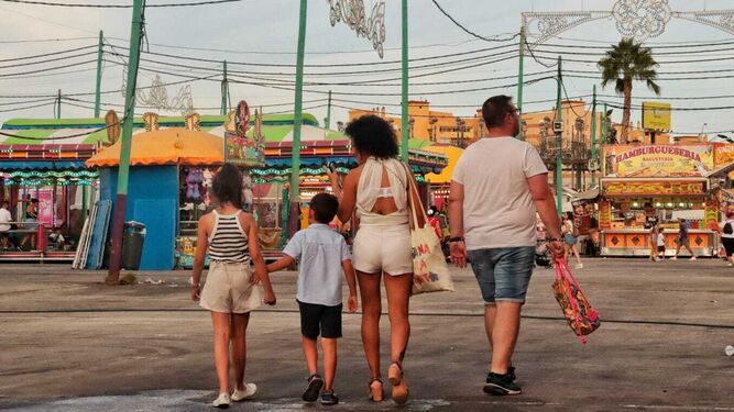 Una familia paseando por la zona de las atracciones.