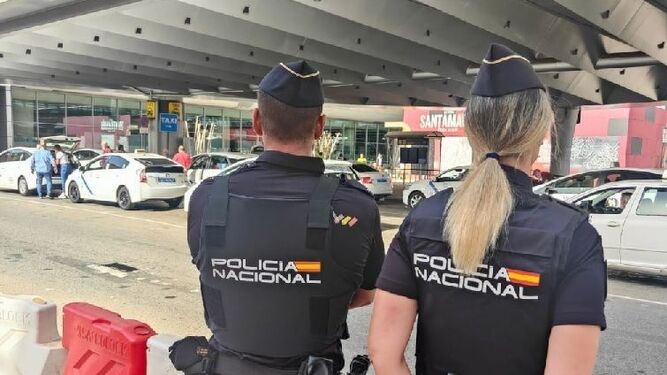 Dos agentes de la Policía Nacional en el aeropuerto de Málaga.