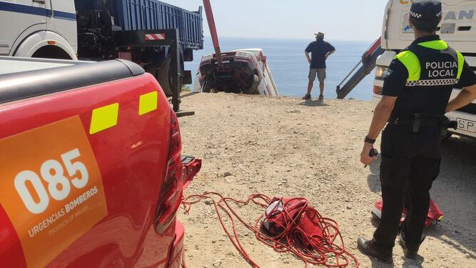 Rescate de la furgoneta que se precipitó hacia la playa Maro-Cerro Gordo