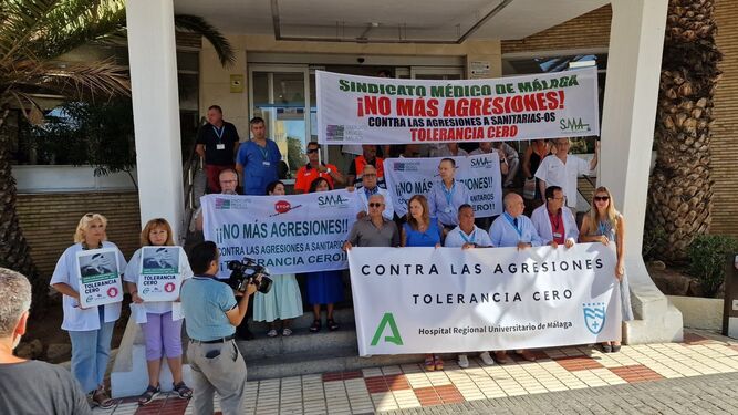 Una protesta ante el Hospital Regional de Málaga contra otra agresión a sanitarios