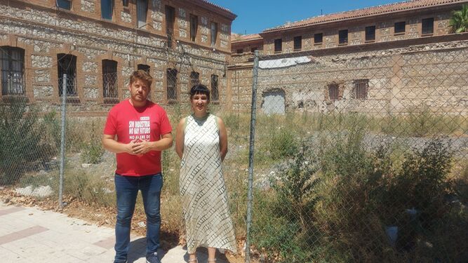 Nicolás Sguiglia y Toni Morillas con el patio de la antigua cárcel a sus espaldas.