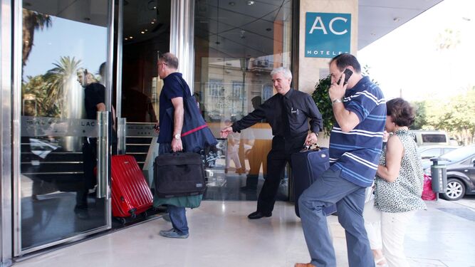 Clientes entrando en un hotel en Málaga.