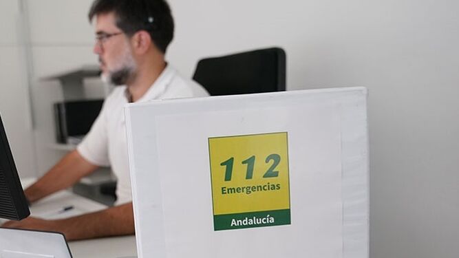 Un operador del servicio de Emergencias 112  Andalucía