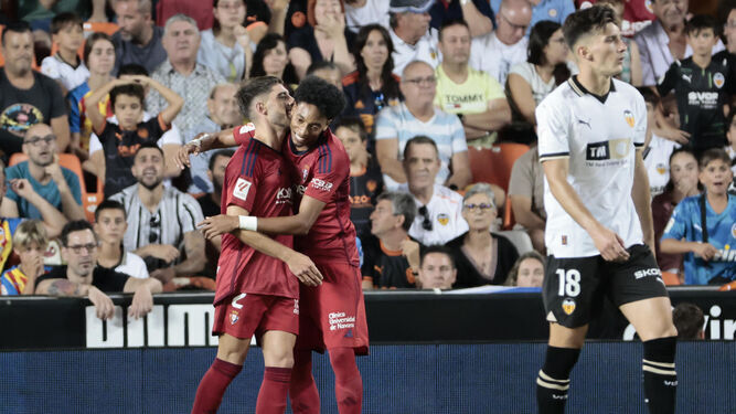 Nacho Vidal es felicitado por Mojica tras su gol en Mestalla.