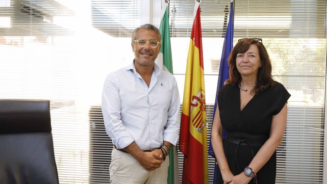 El concejal de Ordenación del Territorio, José Eduardo Díaz, y la nueva decana del Colegio de Arquitectos de Málaga, Susana Gómez de Lara.
