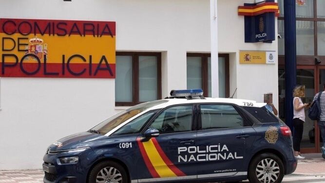 Un vehículo de la Policía Nacional en la comisaría de Estepona.