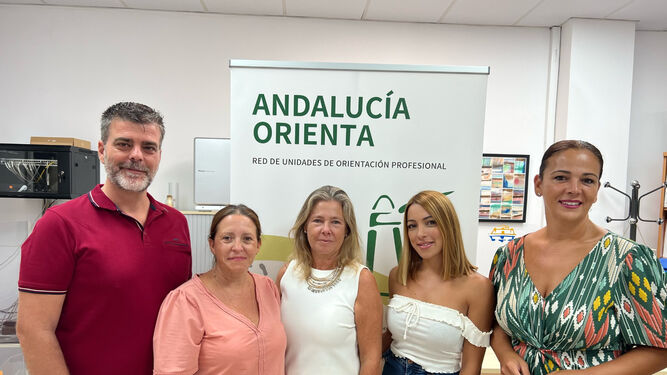 Belén Gutiérrez, concejala de Educación, junto al equipo de 'Andalucía Orienta'