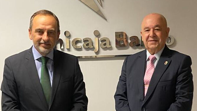 el director territorial de Banca Comercial de Unicaja Banco en Málaga, Agustín Sánchez, y el presidente de la Federación Malagueña de Peñas, Manuel Curtido.