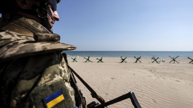 Un soldado ucraniano monta guardia en una de las playas que rodean la ciudad de Odesa.