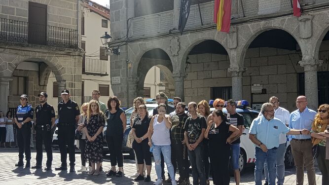 Minuto de silencio guardado a las puertas del Ayuntamiento de Béjar (Salamanca) en repulsa por el asesinato machista.