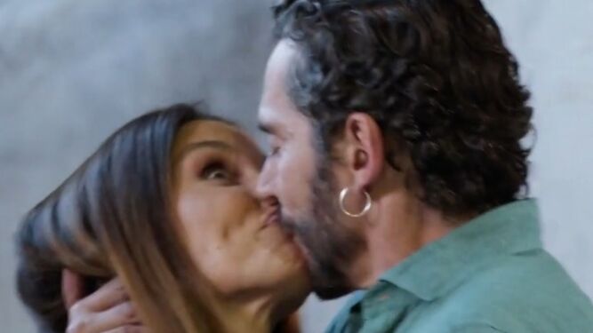 Paco León besa a Susana Saborido