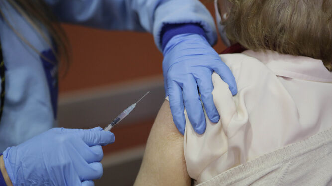 La vacunación contra la Covid se inyectará simultáneamente a la de la gripe.