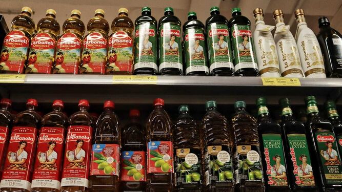 Botellas de aceite en un lineal de supermercado.