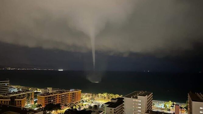 El tornado visto en el mar frente a las costas de Torremolinos.
