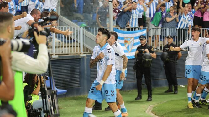 Antoñito Cordero celebra el gol de Galilea con la afición.
