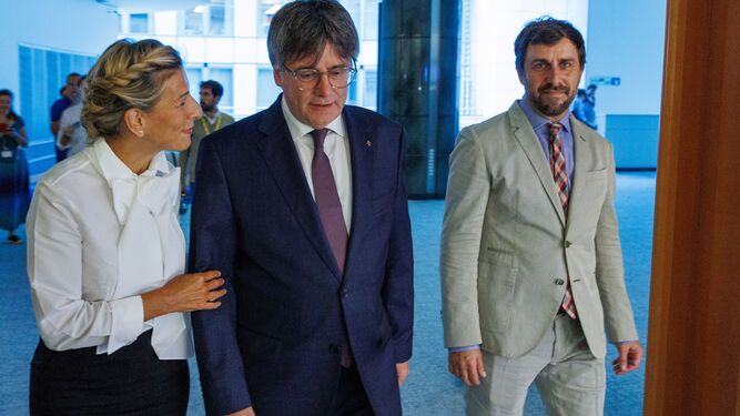 Yolanda Díaz camina con Carles Puigemont en el Parlamento europeo entre gestos de complicidad.