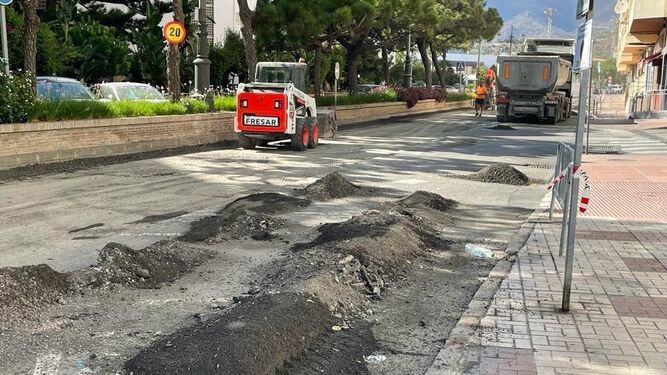 Realizan las labores de asfaltado en Estepona