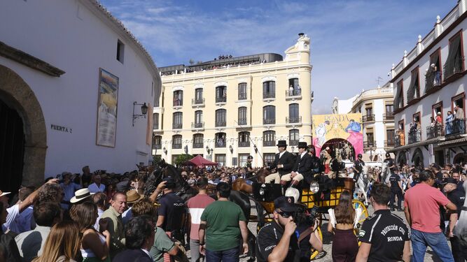 Miles de personas en los alrededores de la plaza de toros de Ronda.