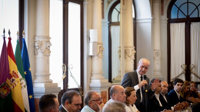 El alcalde argumenta frente a los demás regidores de la provincia de Málaga.