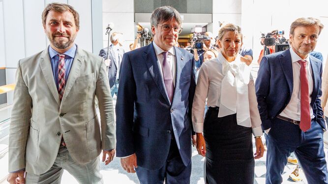 Jume Asens, primero por la derecha, camina junto a Yolanda Díaz, Carles Puigdemont y Antoni Comin, el lunes en Bruselas.