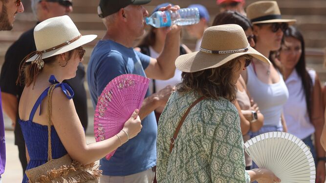 Sombreros, abanicos y botella de agua, complementos que no han faltado este verano en Málaga.