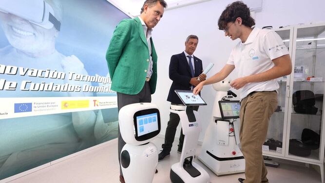 El viceconsejero, José Repiso y el vicerrector de Investigación y Transferencia junto a los robots