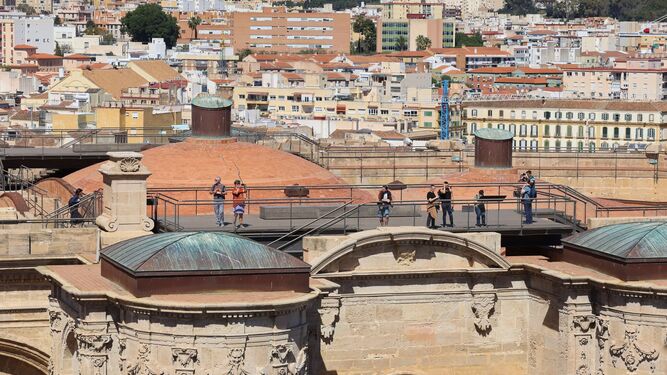 Visitantes en la cubierta de la Catedral de Málaga.