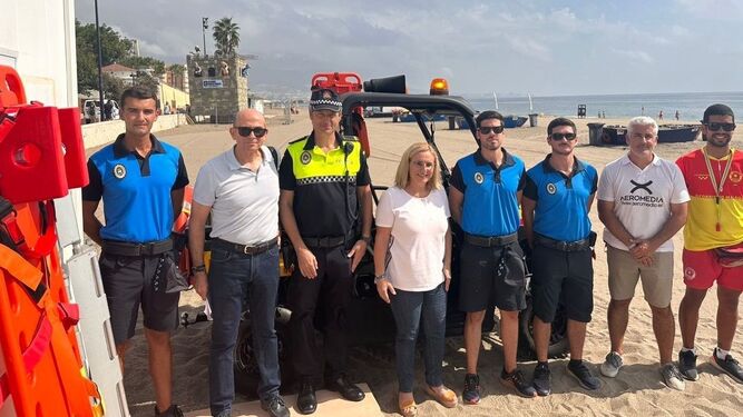 La alcaldesa de Fuengirola, Ana Mula, junto a miembros del servicio de vigilancia de playas.
