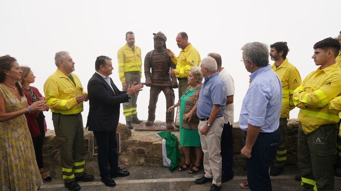 Compañeros y familiares junto a la estatua en memoria de Carlos Martínez Haro.