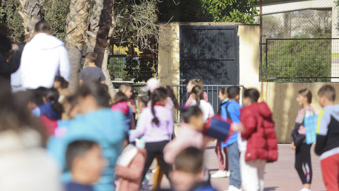 Niños a la entrada de un colegio en Málaga.