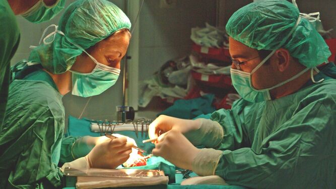 Cirujanos realizando un trasplante.